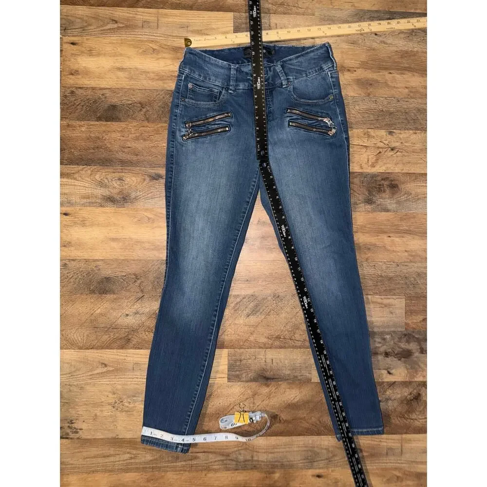 Torrid women’s skinny jeans withunique double-zipper pockets on the front - Picture 8 of 16